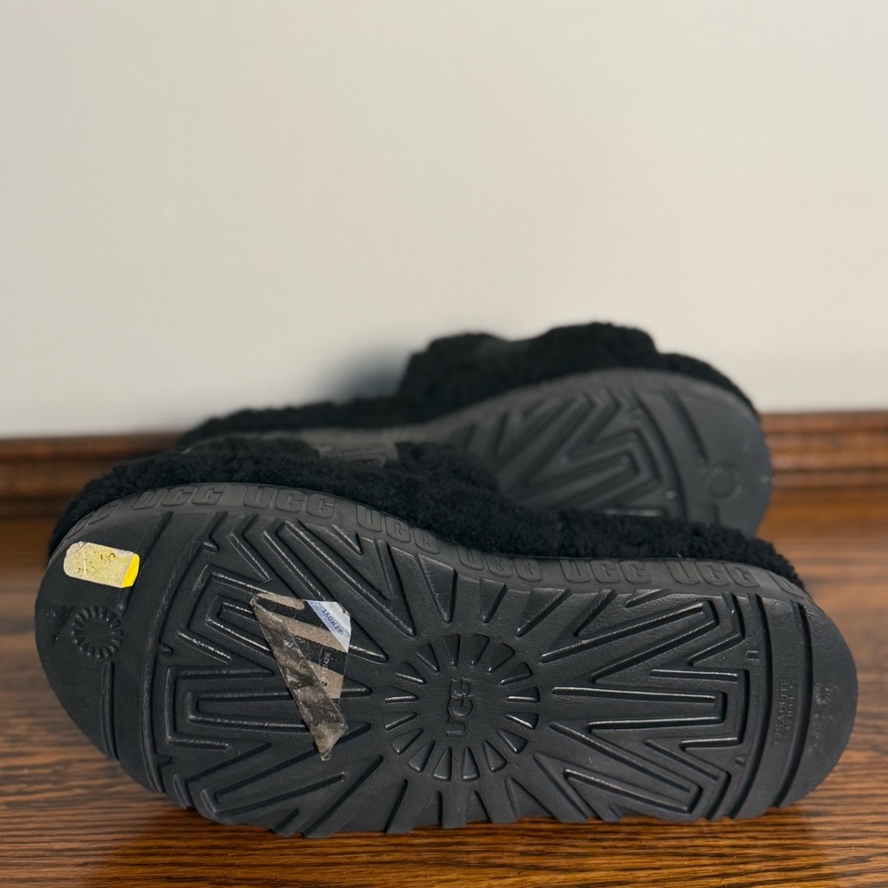 UGG Women’s Black Fluff Fluffita Platform Logo Slipper Sandal - Picture 9 of 10